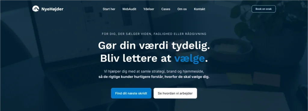 Redesignet viser en mere rejsebaseret menu, hvor rækkefølgen følger brugerens beslutningsproces: start, forstå behovet, vælg retning, se bevis, lær os at kende og tag kontakt.