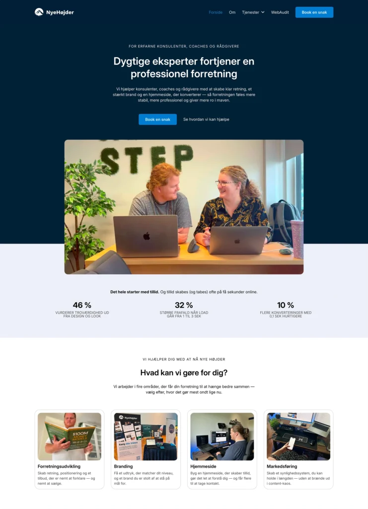 Oversigt over forsiden, hvor den mørkeblå hero, den lyse sektion og kortsystemet viser det visuelle fundament