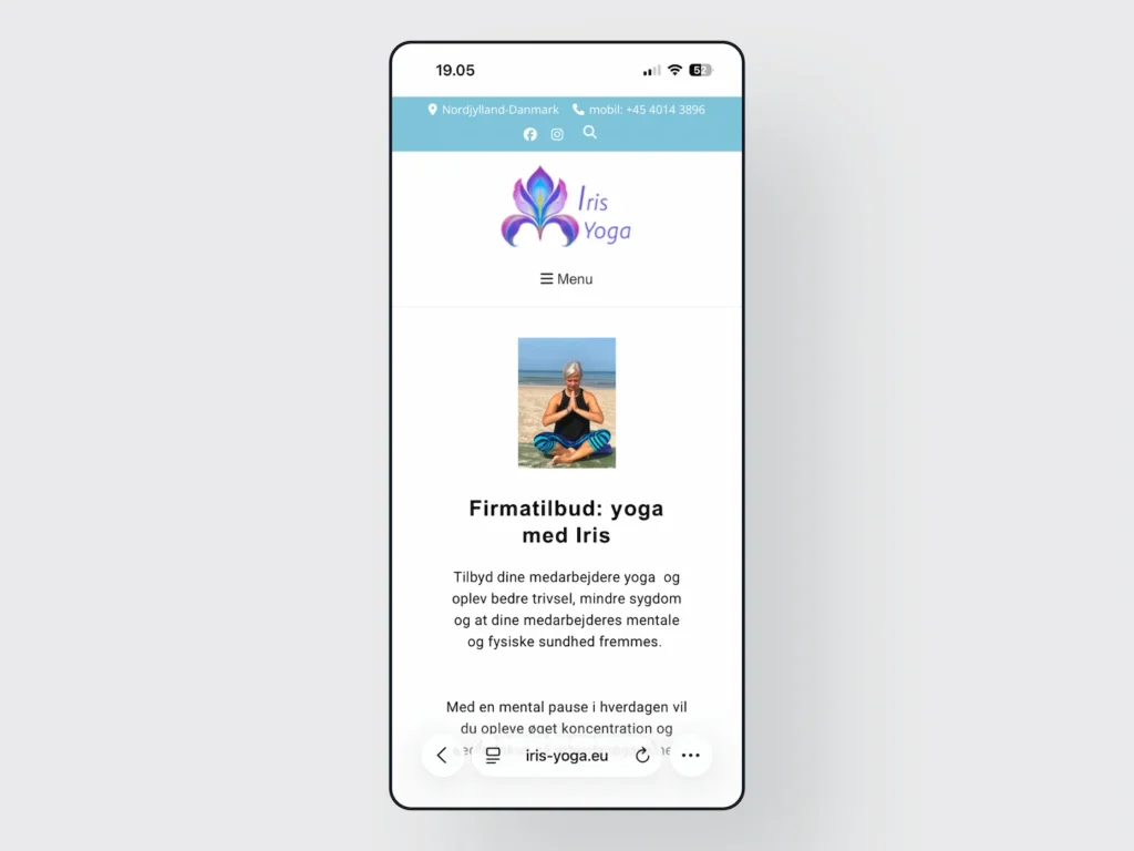 Mobil-screenshot af forsiden med fokus på topbar, logo og menu